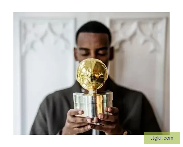 以官方确认伊萨克荣膺瑞典金球奖率领纽卡夺冠成关键因素表现突出